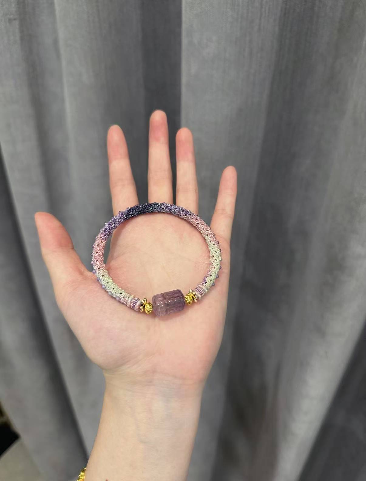 Mysterious Wings-Gradient Scroll Pattern